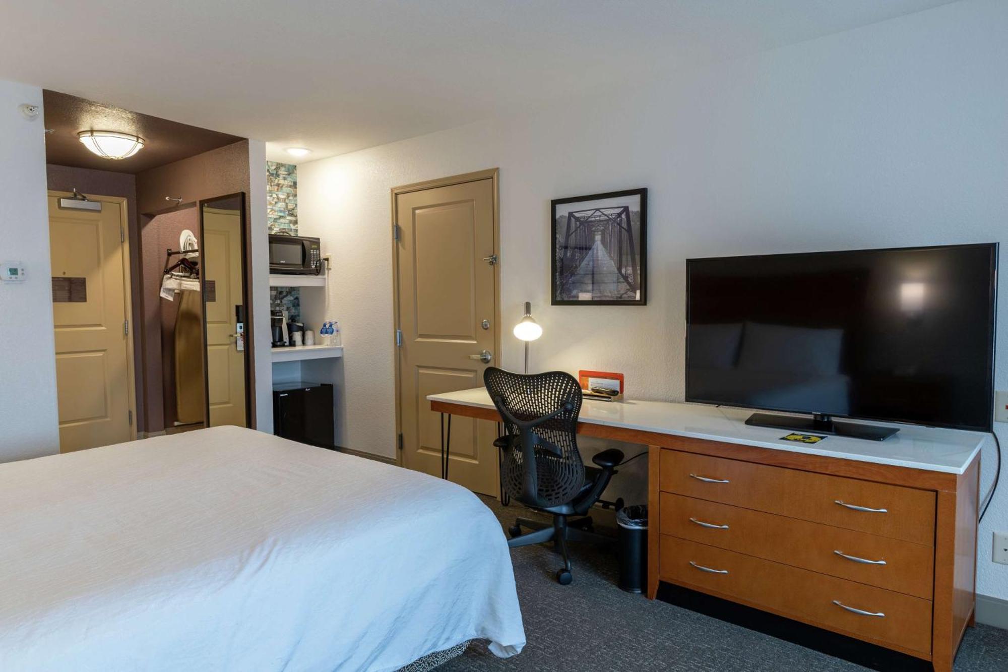 King Room with King Bed - Non-Smoking,1551400594:JPEG